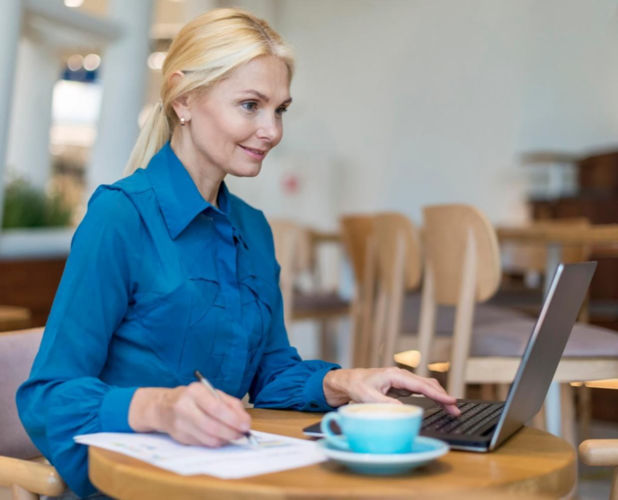 Espace de travail organisé pour l'apprentissage à distance avec ordinateur et documents financiers