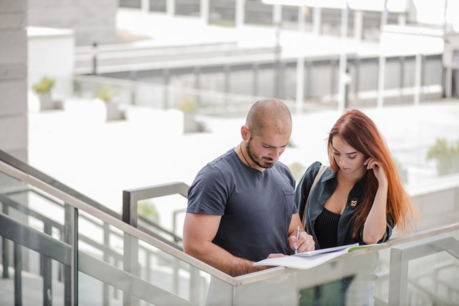 Environnement de travail moderne avec écrans financiers